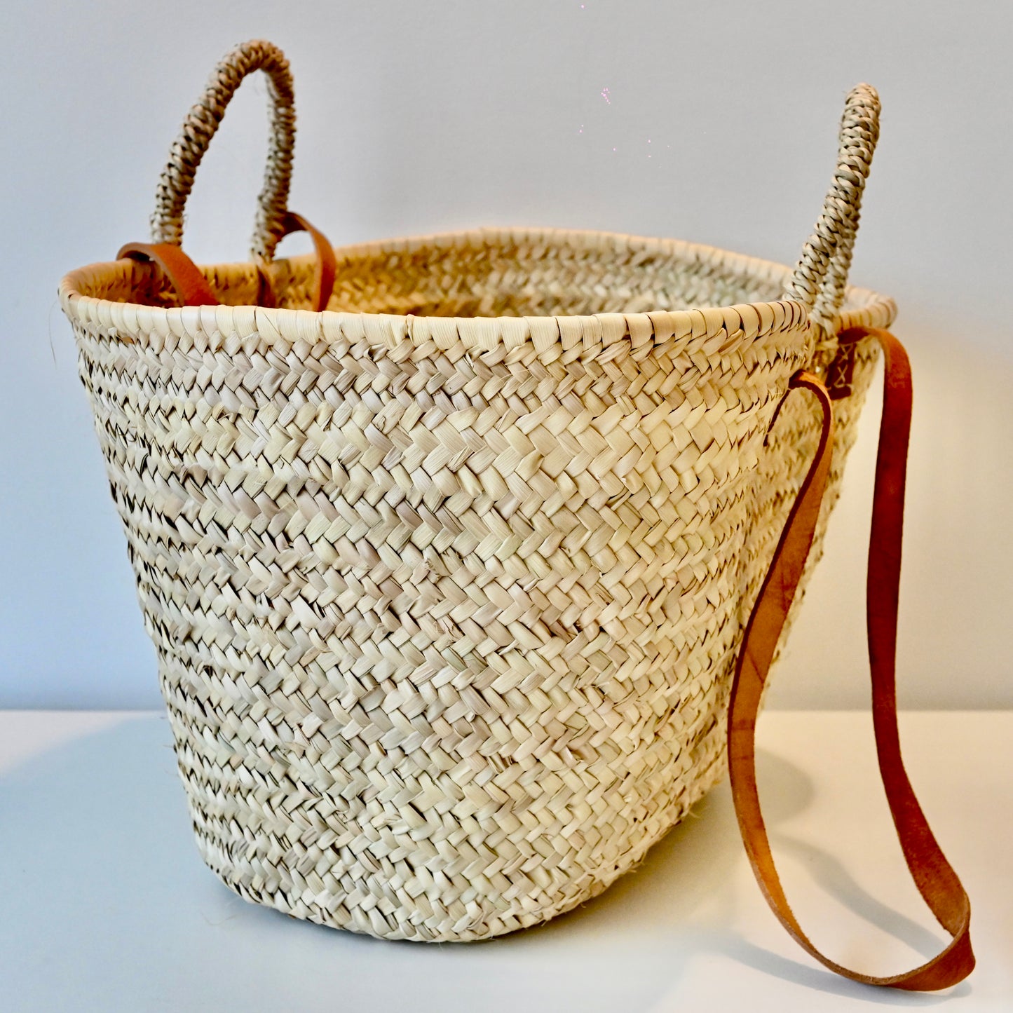 Wicker basket with handle