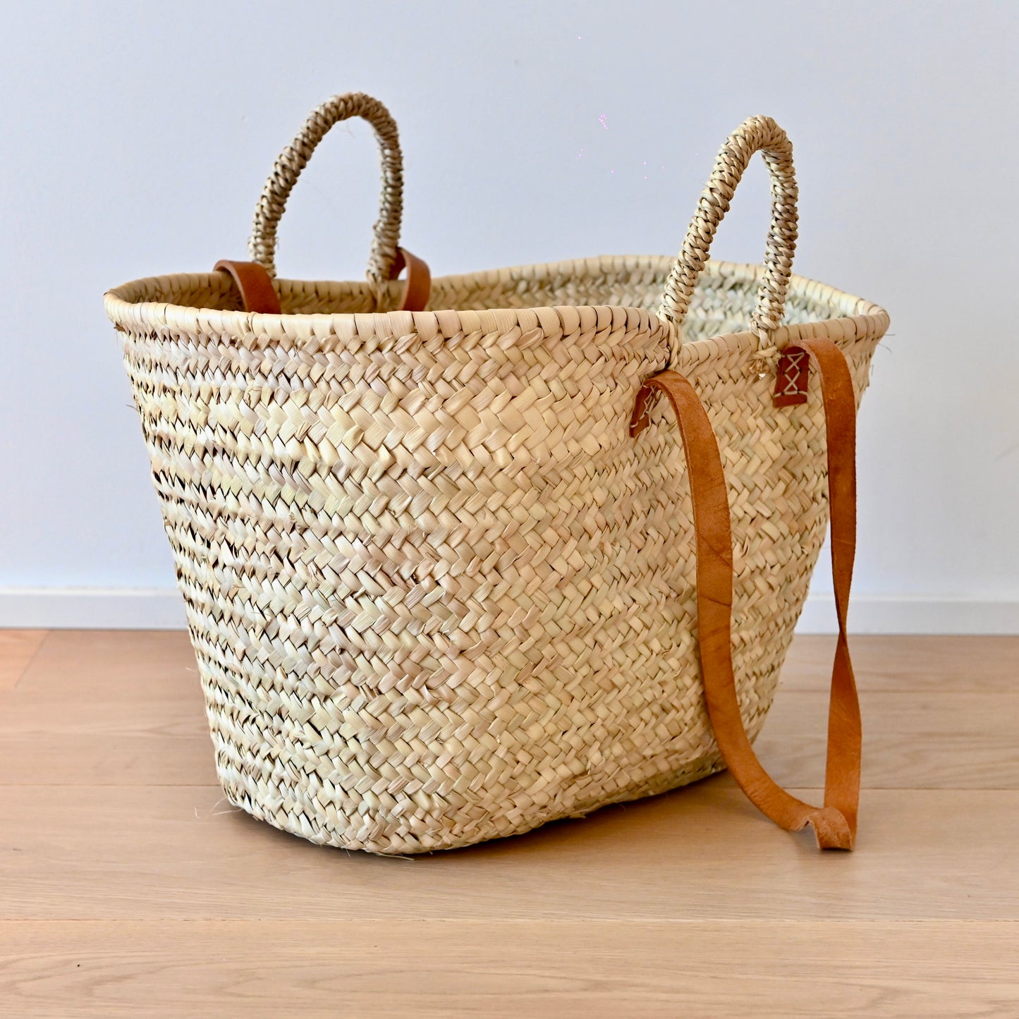 Wicker basket with handle